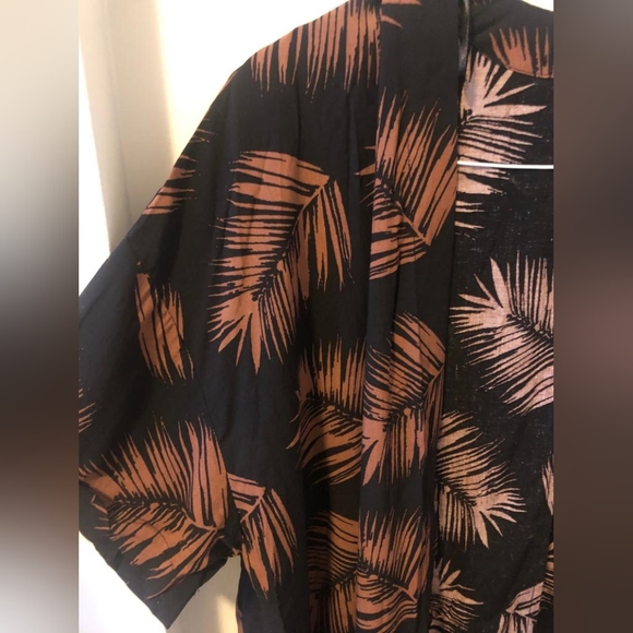 ๐2 for $15๐ Simon's Patterned Kimono-style Shrug - Picture 2 of 4